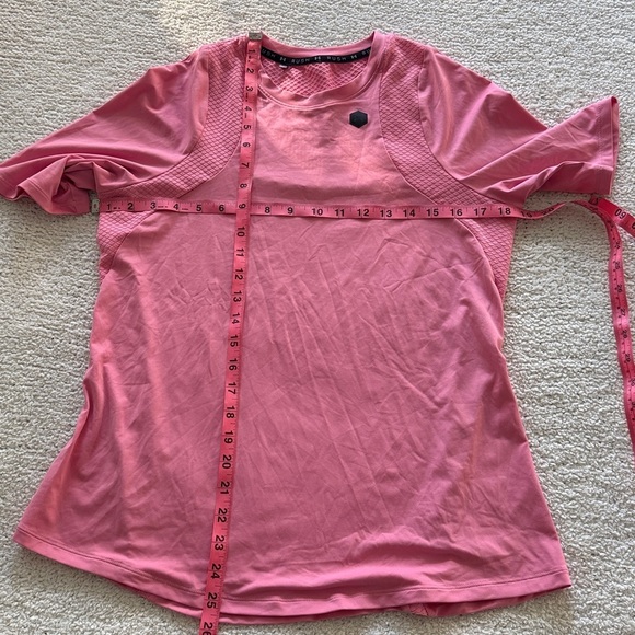 Under Armour Rush Top Women's Pink Athletic Top Size Medium - Large - Picture 3 of 7